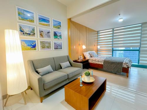 Pinagsama Apartment | 1 BR Uptown BGC Cozy Condo Netflix 200Mb Wi-Fi