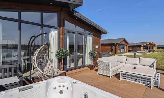 Oakmere Cottage | 1 DELAMERE POINT, character holiday cottage in Delamere