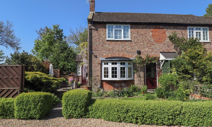 Louth Cottage | 1 EASTVIEW, pet friendly, character holiday cottage in Manby