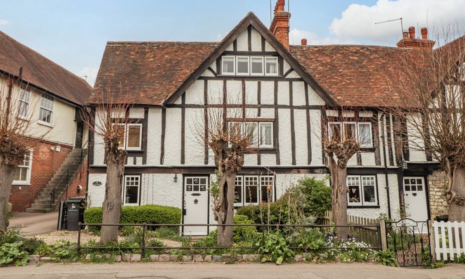 Bearsted Cottage | 1 FORGE COTTAGES, ON THE GREEN, pet friendly in Bearsted