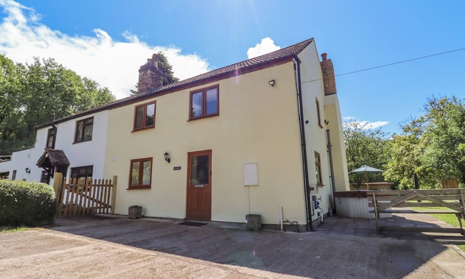 Littledean House | 1 GREENWAY, family friendly, with hot tub in Cinderford