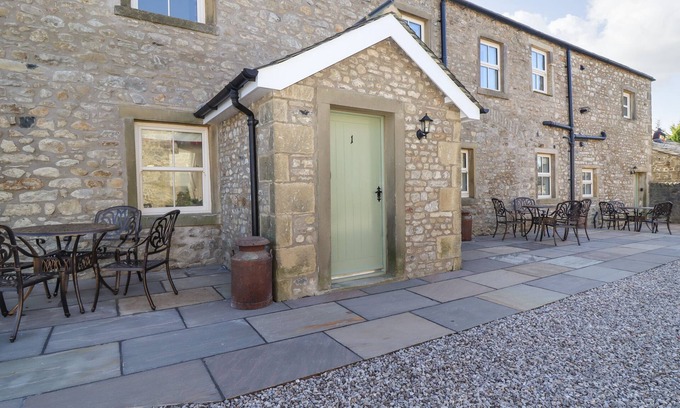 Skipton Cottage | 1 HULL HOUSE COTTAGE, pet friendly, with a garden in Hellifield