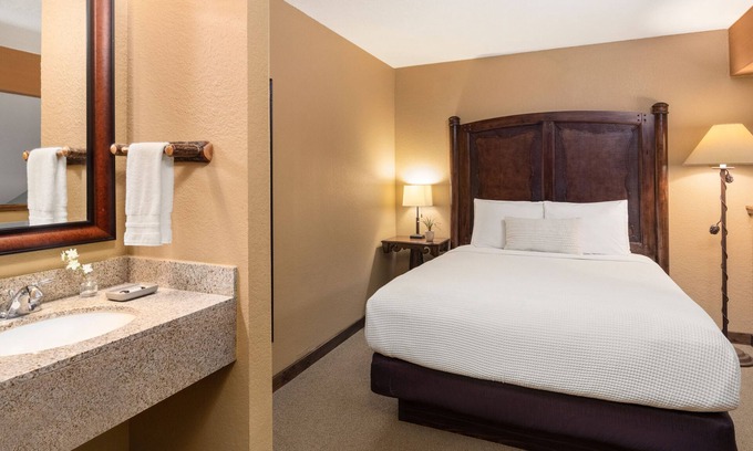 Rothschild Hotel | 1 King, 1 Queen Loft Suite With Kitchen, Access to Pool, Hot Tub, and Gym