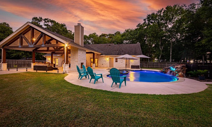 Tomball House | 1-LvL Family Paradise, 2 King Suites, Pool, HUGE Covered Patio, Yard, OD Kitchen