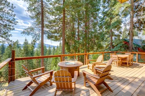 Lake Almanor Country Club House | 1 Mi to Beach and Golf Course! Lake Almanor Cabin