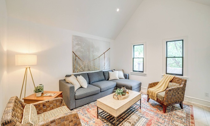 Grand Rapids Condo | 1 Mi to Dtwn Grand Rapids: Chic Condo w/Balcony!