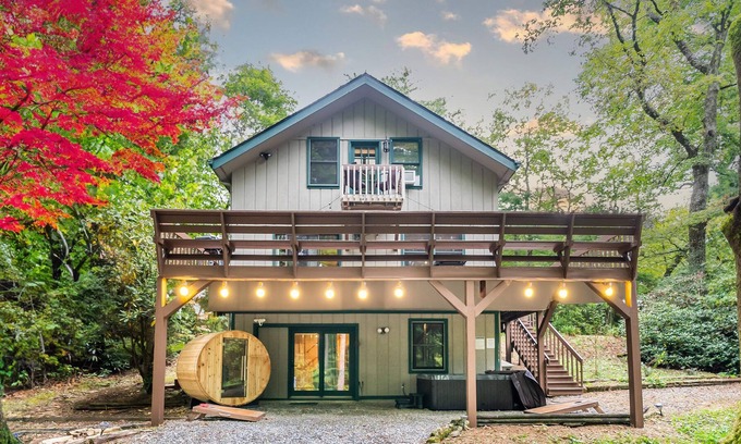Lake Toxaway Cottage | 1 mi to Gorges State Park w/Barrel Sauna, Hot Tub