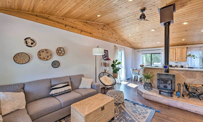 Show Low Cabin | 1 Mi to Hiking: Chic Show Low Escape w/Fire Pit!