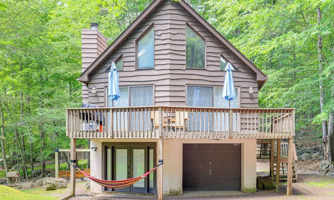 Greentown Cabin | < 1 Mi to Lake Wallenpaupack: Poconos Cabin Rental