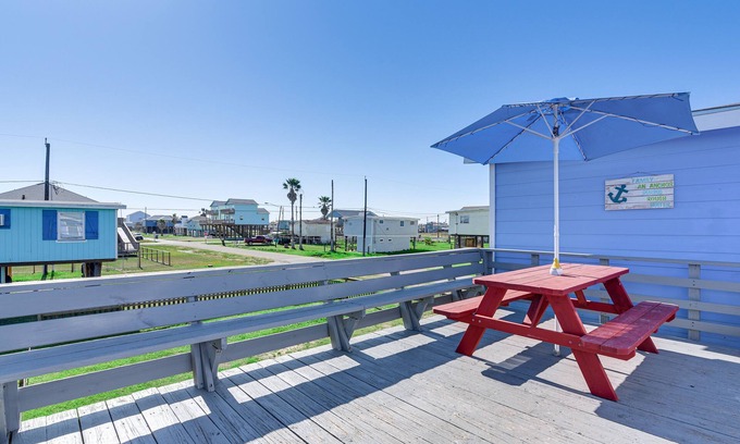Surfside Beach House | 1 Mi to Surfside Beach: BBQ-Ready Home in Freeport