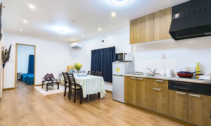 Nishinari House | 1 min. from Hanazono station! 4 minutes from Namba! Shower room with shower and toilet on each floor! Osaka Castle Tsutenkaku Tennoji near! Wi-Fi Yes! Starry night vendor