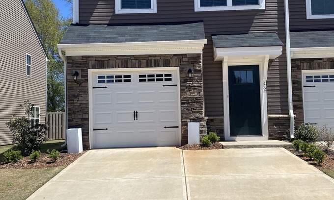 Simpsonville House | 1 minute to I385 & 20 minutes to downtown Greenville.