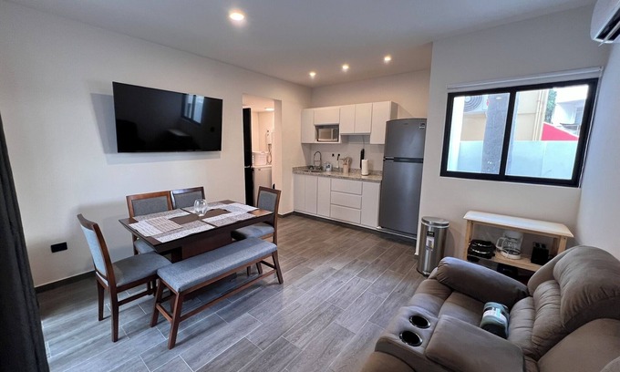 Downtown Mazatlan Apartment | 1 Minute Walking to the Beach in Mazatlán, 1 Bedroom, 3 double beds,washer/dryer
