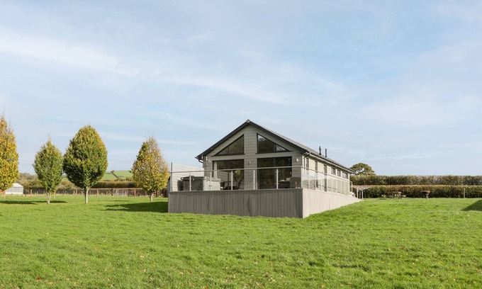 Morebath Cottage | 1 OAK PARK, family friendly, with hot tub in Bampton, Devon