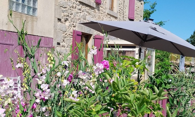 Saint-Julien-la-Geneste Bed & Breakfast | 1 or 2 bedrooms in carefully renovated house. Beautiful, quiet countryside.