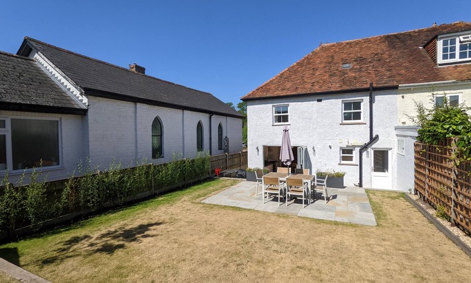 Westbourne Cottage | 1 Rainbow Villa, Westbourne - sleeps 5 guests in 3 bedrooms