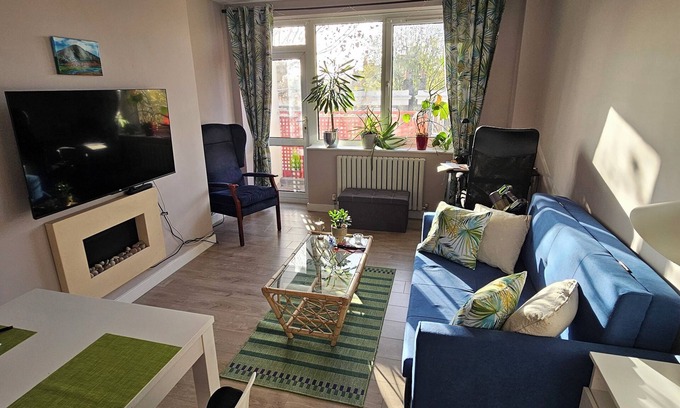 South Bermondsey Apartment | 1 sunny bedroom near Tower Bridge