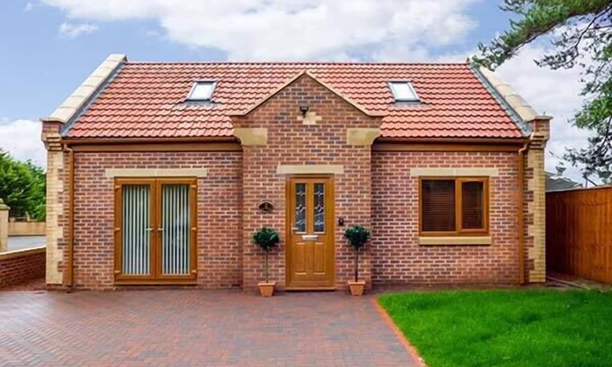 Hurworth-on-Tees Cottage | 1 THE POTTERIES, pet friendly, with a garden in Darlington
