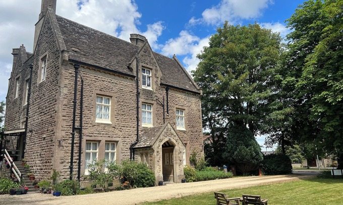 Colerne House | 10-16 persons. Variable rates. 4 large (20-25 sq mtr) en suite rooms.