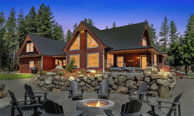 Cle Elum House | 10 Acres Sleeps 19! XL Hot Tub Game Rm Theatre EV Chgr