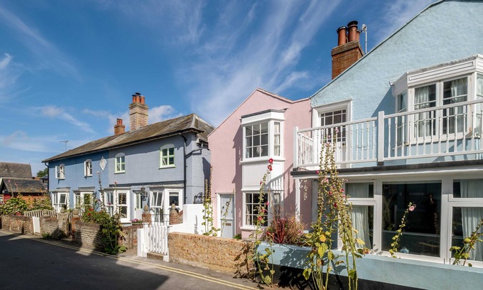 Aldeburgh Cottage | 10 Hertford Place - sleeps 5 guests in 3 bedrooms