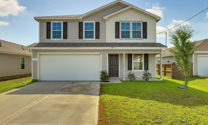 New Caney House | 10 Mi to Lake Houston: Retreat w/Backyard!