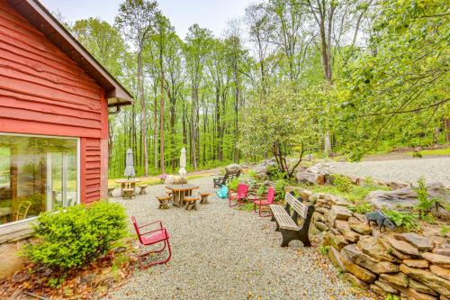 Normalville House | 10 Mi to Mtn Resort Normalville Cabin with Balcony!