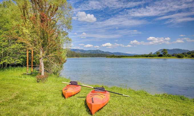 Newport Cabin | ~ 10 Mi to Newport: Pend Oreille Riverfront Cabin