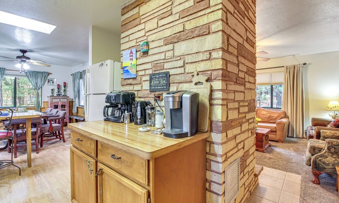 Pinetop-Lakeside Cottage | 10 Mi to Show Low: Pinetop-lakeside Family Cabin!