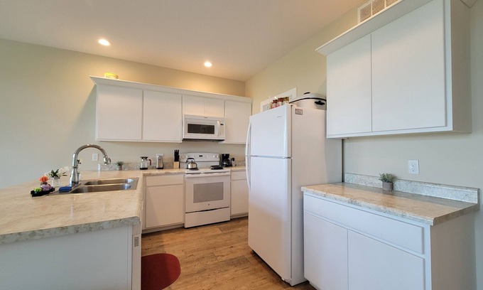 Jamesport House | 10 min from downtown Jamesport, MO