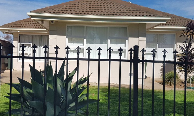 Clearview House | 10 min to CBD 1950s retro home