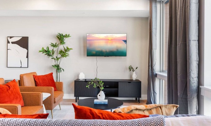 North Philadelphia Apartment | 10 mins to City Hall + Reading Market|Workspace