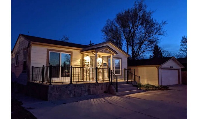Ruby Hill House | 10 Mins to Downtown! - Dog Friendly - Red Rocks - Remote Office - Patio & Grill