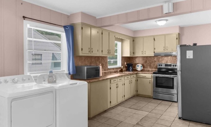 Shannon House | 10 Mins to Legion Field Stadium- Blushing Bungalow