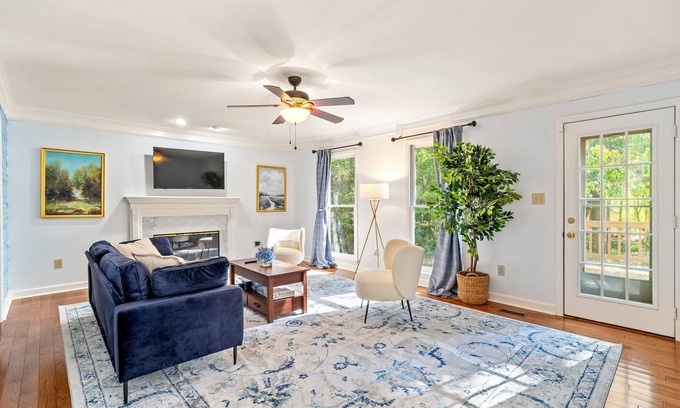 Athens House | 10 mins to UGA, Playground, Pool Table, Foosball, Mini Putt, Jetted Tub, Yard
