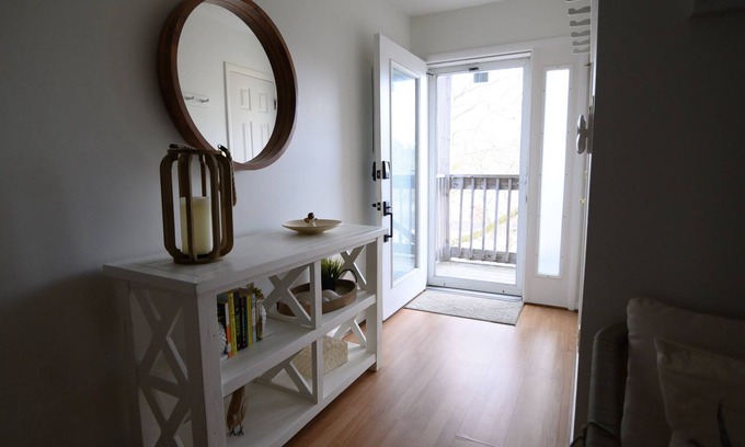 Caine Woods Condo | 10 minute walk to the beach! Family- size condo
