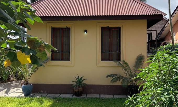 Kisutu Bed & Breakfast | 10-minute walk to the beach! 2-bed house with a kitchen and bathroom.