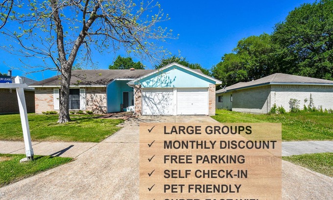 Humble House | 10 Minutes from IAH and Mall, Newly Rehabbed