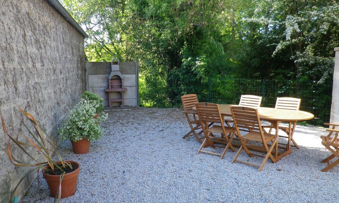 Besneville House | 10 minutes from the beaches, large house by the stream. Ideal for families