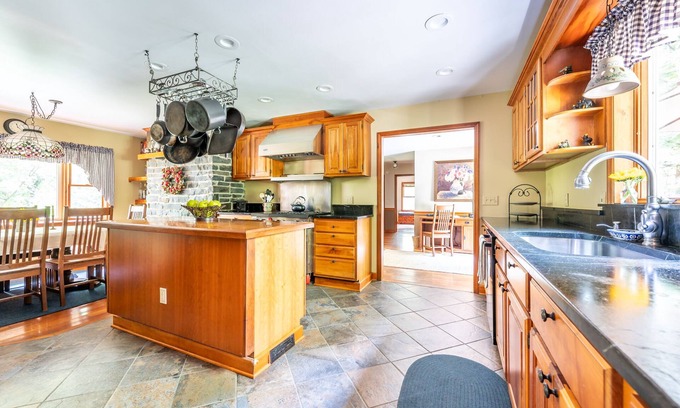 Hollowville House | 10 minutes to Hudson close to The Hill venue