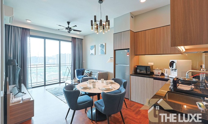 Kuala Lumpur Apartment | 10 minutes to Midvalley! 4 pax 2 bedrooms apartment with shopping mall below