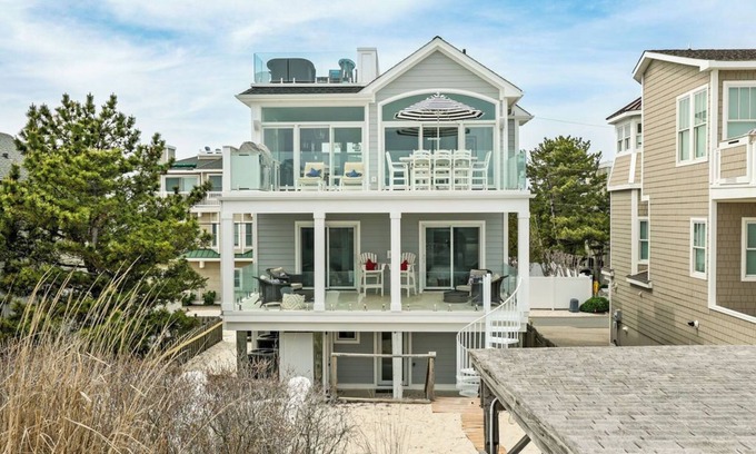 Surf City House | 10% off last-minute stays! Inquire today to save on your oceanfront escape!