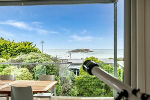 Encounter Bay House | 10 Passatt St Encounter Bay - BYO Linen