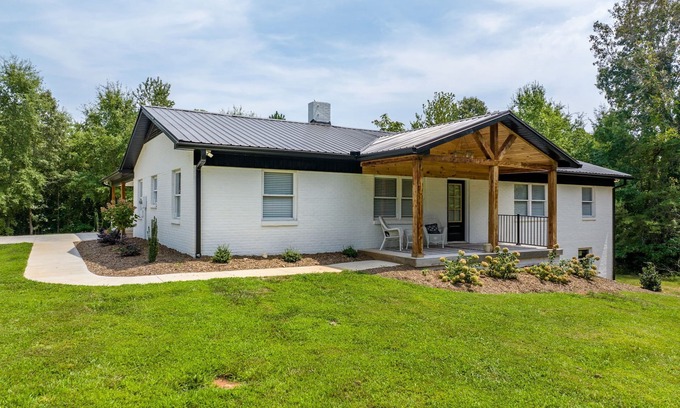 Bethlehem House | 100% - 5 STAR reviews! Clean, Safe & Enjoyable home away from home!