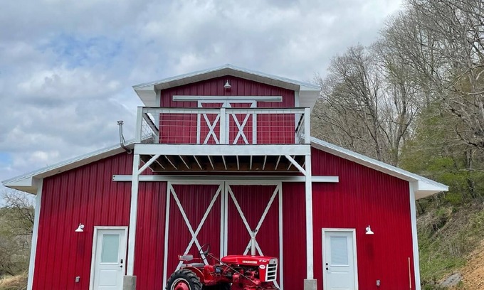 Helenwood House | 100 Aker Wood Barndominium Loft! Two bedroom. All Amenities Provided!