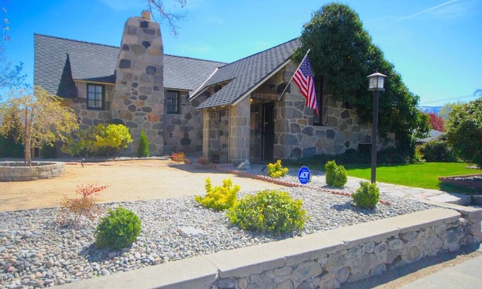 West University House | $100 Discount~Historic Stone House~Reno~UNR~Family