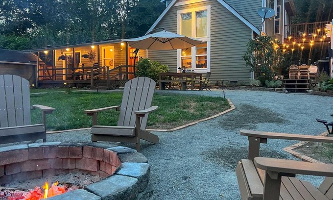 Lakebay House | 100-Year-Old Farmhouse with Hot Tub on 5 Acres!