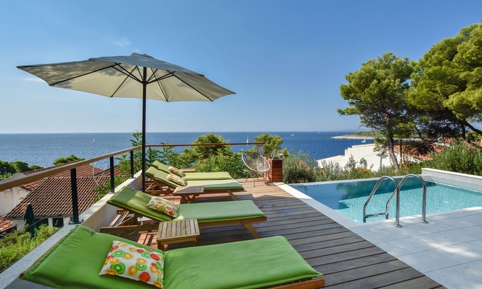 Krizni rat House | 100m away from the beach, infinity pool, quiet location, Hvar old town 1,5km