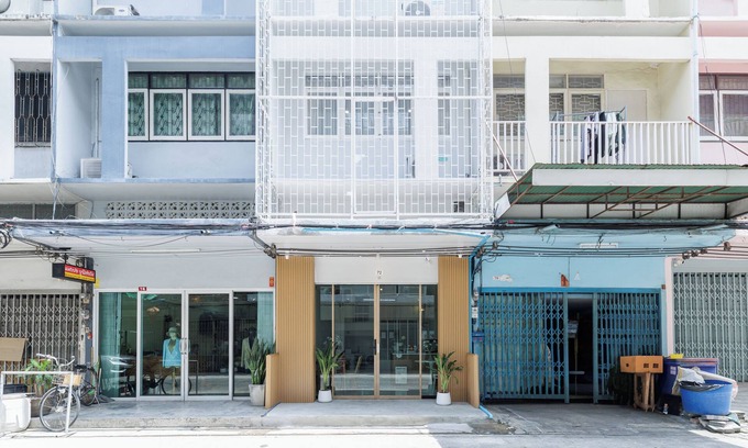 Phra Khanong Apartment | 100m from BTS Bangchak, Townhouse with 4 rooms for 12+3 people, free wifi & maid