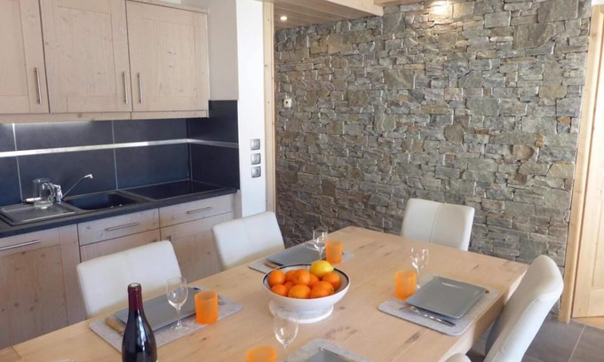 Champagny-en-Vanoise Apartment | 100m from resort center, 4th floor, balcony, parking, tv, ski locker, 57m², Champagny-en-Vanoise